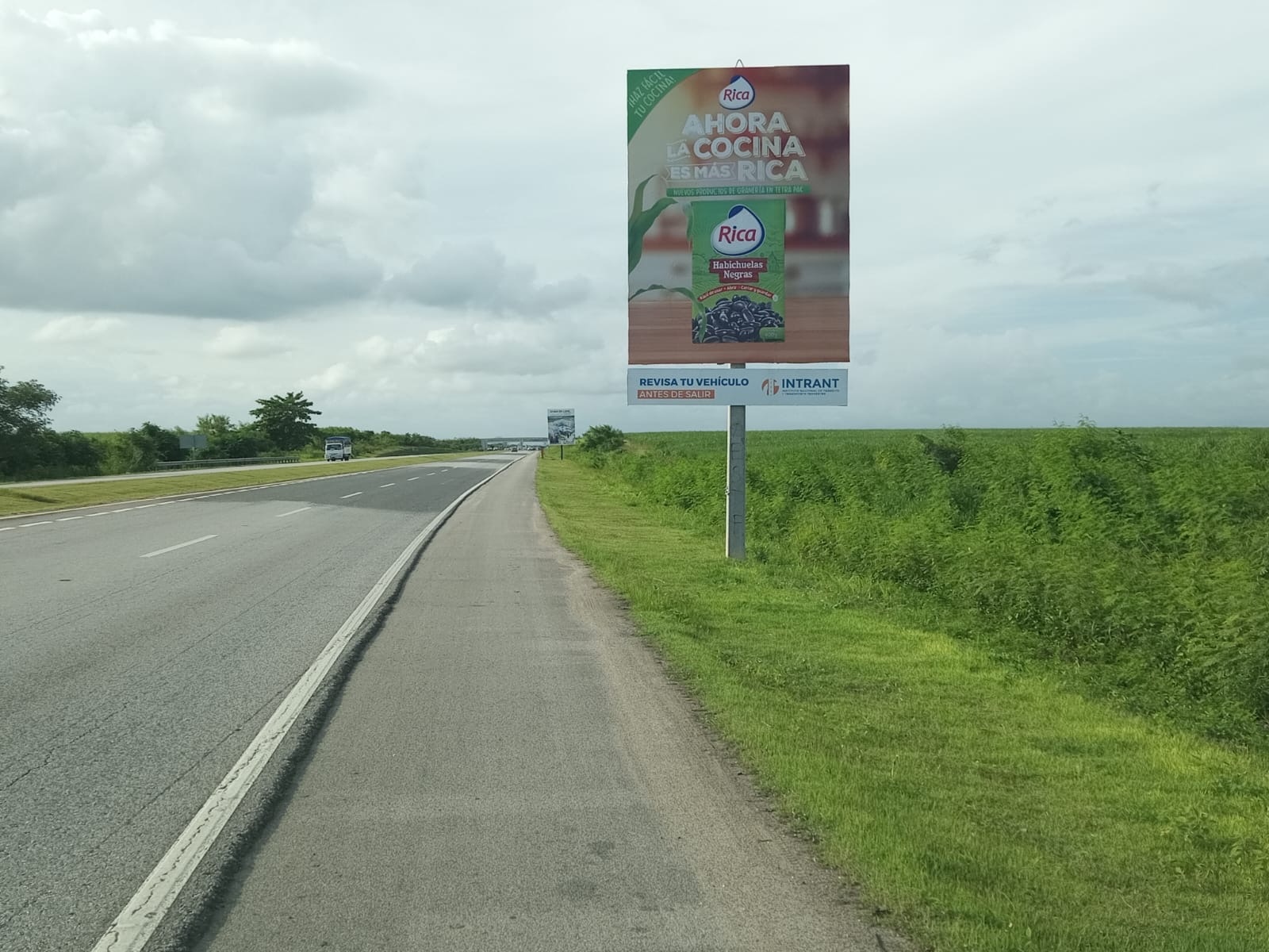 Valla publicitaria en Autopista del Coral